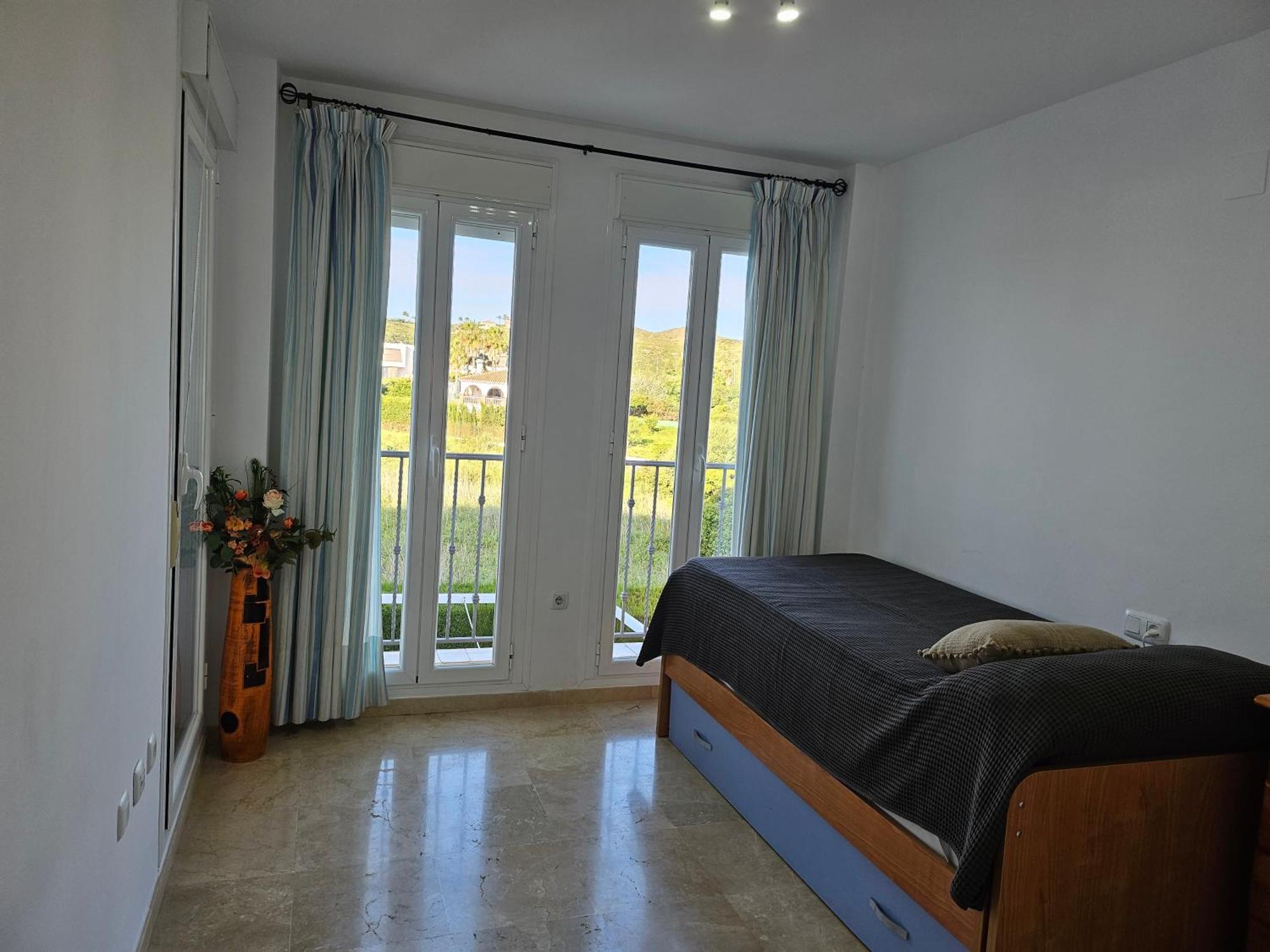 3 Bedrooms With Pool & Parking, Close To Sea And Gibraltar Манилва Экстерьер фото